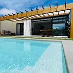 + Piscina Independiente Villa