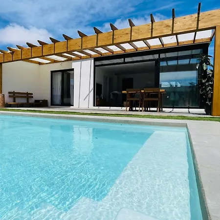 + Piscina Independiente فيلة