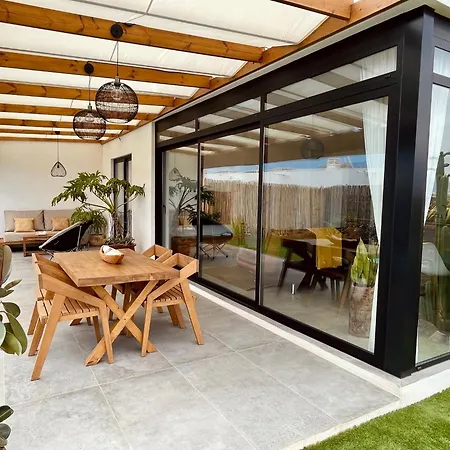 Villa + Piscina Independiente La Oliva